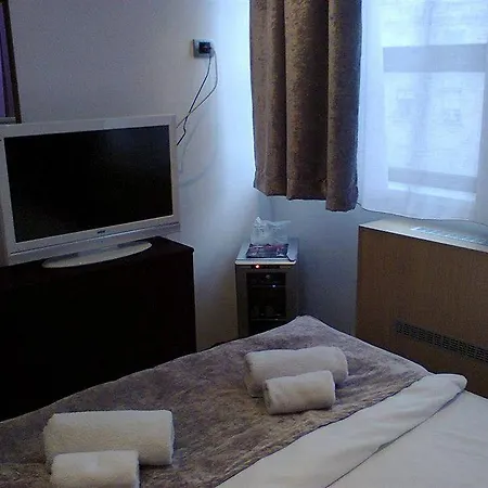 Oda ve Kahvaltı Tash